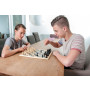 Houten schaakbord met schaakstukken in houten kistje